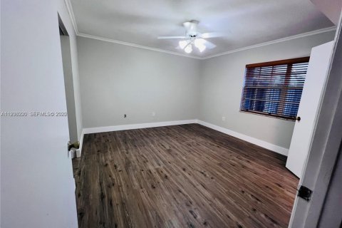 Adosado en alquiler en Hialeah, Florida, 2 dormitorios, 94.76 m2 № 1995090 - foto 7