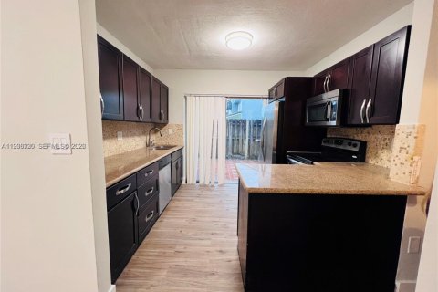 Adosado en alquiler en Hialeah, Florida, 2 dormitorios, 94.76 m2 № 1995090 - foto 4