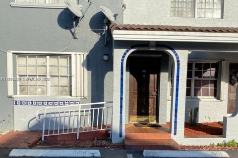 Adosado en alquiler en Hialeah, Florida, 2 dormitorios, 94.76 m2 № 1995090 - foto 1