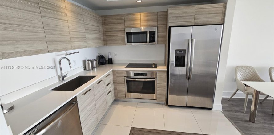 Condominio en Miami, Florida, 1 dormitorio № 2039954