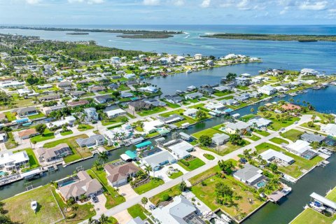 House in Englewood, Florida 4 bedrooms, 146.69 sq.m. № 1558785 - photo 18