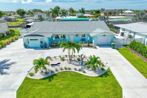 House in Englewood, Florida 4 bedrooms, 146.69 sq.m. № 1558785