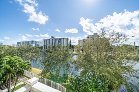 Copropriété à vendre à North Miami Beach, Floride: 3 chambres, 109.81 m2 № 2053843 - photo 28