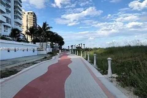 Condo in Miami Beach, Florida, 1 bedroom  № 1960927 - photo 1