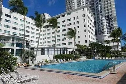 Condo in Miami Beach, Florida, 1 bedroom  № 1960927 - photo 2