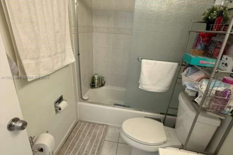 Купить кондоминиум в Майами, Флорида 2 спальни, 82.5м2, № 2054482 - фото 12