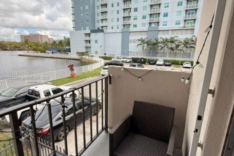 Кондоминиум с 2 спальнями в Майами, Флорида № 2054482