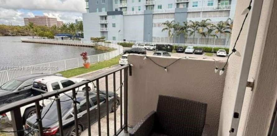 Кондоминиум с 2 спальнями в Майами, Флорида № 2054482