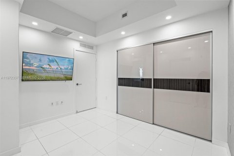 Condominio en venta en Miami, Florida, 1 dormitorio, 108.97 m2 № 2033257 - foto 14