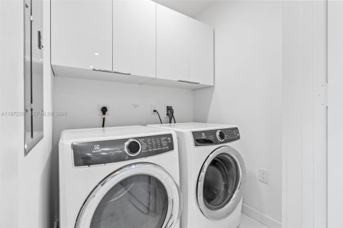 Condominio en venta en Miami, Florida, 1 dormitorio, 108.97 m2 № 2033257 - foto 17