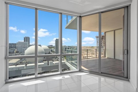 Condominio en venta en Miami, Florida, 1 dormitorio, 108.97 m2 № 2033257 - foto 12