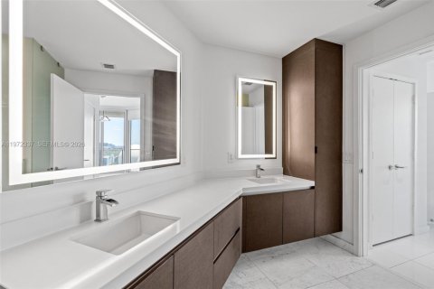 Condominio en venta en Miami, Florida, 1 dormitorio, 108.97 m2 № 2033257 - foto 23