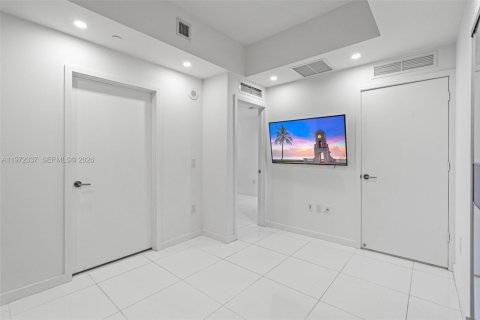 Condominio en venta en Miami, Florida, 1 dormitorio, 108.97 m2 № 2033257 - foto 15