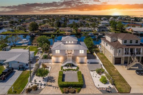 House in Hernando Beach, Florida 3 bedrooms, 187.94 sq.m. № 1687420 - photo 1