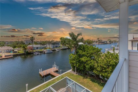 House in Hernando Beach, Florida 3 bedrooms, 187.94 sq.m. № 1687420 - photo 27