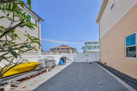 House in Hernando Beach, Florida 3 bedrooms, 187.94 sq.m. № 1687420 - photo 3
