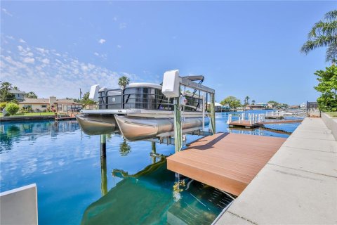 House in Hernando Beach, Florida 3 bedrooms, 187.94 sq.m. № 1687420 - photo 28