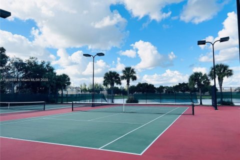 House in Miramar, Florida 3 bedrooms, 142.6 sq.m. № 1970506 - photo 26