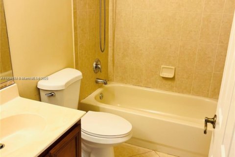 House in Miramar, Florida 3 bedrooms, 142.6 sq.m. № 1970506 - photo 17