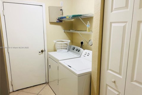 House in Miramar, Florida 3 bedrooms, 142.6 sq.m. № 1970506 - photo 18