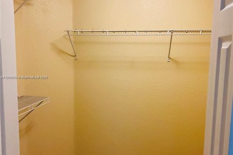 House in Miramar, Florida 3 bedrooms, 142.6 sq.m. № 1970506 - photo 16