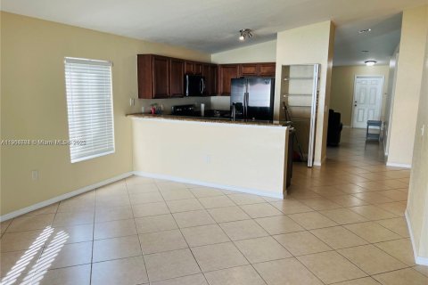 House in Miramar, Florida 3 bedrooms, 142.6 sq.m. № 1970506 - photo 7