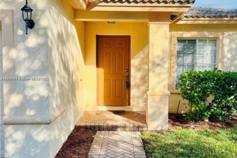 House in Miramar, Florida 3 bedrooms, 142.6 sq.m. № 1970506 - photo 3