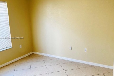 House in Miramar, Florida 3 bedrooms, 142.6 sq.m. № 1970506 - photo 12