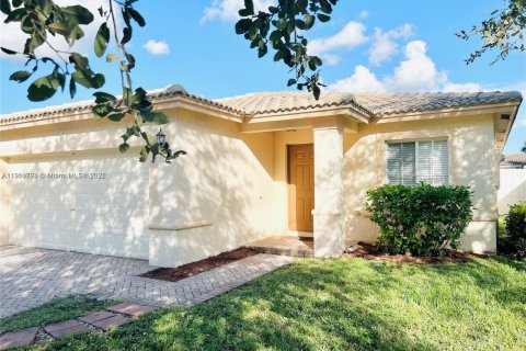 House in Miramar, Florida 3 bedrooms, 142.6 sq.m. № 1970506 - photo 2