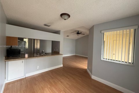 Condominio en alquiler en Coral Springs, Florida, 1 dormitorio, 75.81 m2 № 1993005 - foto 5