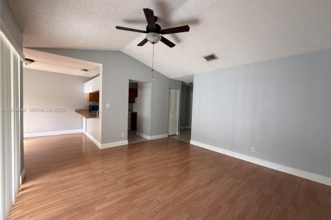Condominio en alquiler en Coral Springs, Florida, 1 dormitorio, 75.81 m2 № 1993005 - foto 4