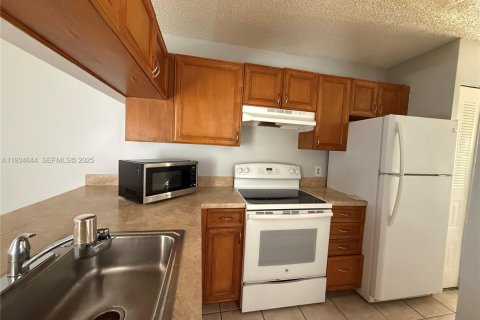 Condominio en alquiler en Coral Springs, Florida, 1 dormitorio, 75.81 m2 № 1993005 - foto 2