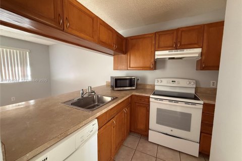 Condominio en alquiler en Coral Springs, Florida, 1 dormitorio, 75.81 m2 № 1993005 - foto 3