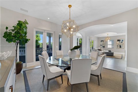 Casa en venta en Coral Gables, Florida, 5 dormitorios, 564.01 m2 № 1982864 - foto 29