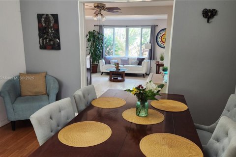 House in North Miami, Florida 4 bedrooms, 183.39 sq.m. № 1954471 - photo 9