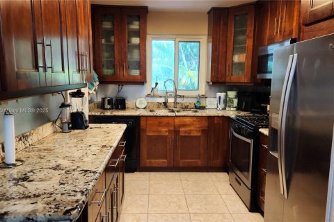 House in North Miami, Florida 4 bedrooms, 183.39 sq.m. № 1954471 - photo 11