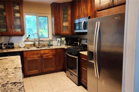 House in North Miami, Florida 4 bedrooms, 183.39 sq.m. № 1954471 - photo 12