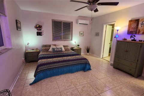 House in North Miami, Florida 4 bedrooms, 183.39 sq.m. № 1954471 - photo 18