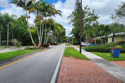 House in North Miami, Florida 4 bedrooms, 183.39 sq.m. № 1954471 - photo 4