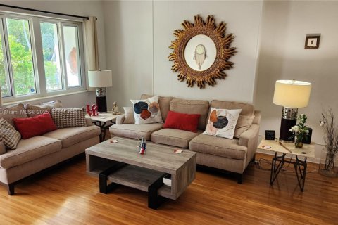 House in North Miami, Florida 4 bedrooms, 183.39 sq.m. № 1954471 - photo 7