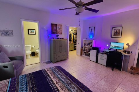 House in North Miami, Florida 4 bedrooms, 183.39 sq.m. № 1954471 - photo 17