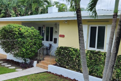 House in North Miami, Florida 4 bedrooms, 183.39 sq.m. № 1954471 - photo 2