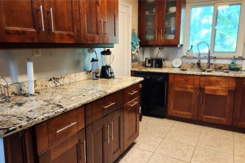 House in North Miami, Florida 4 bedrooms, 183.39 sq.m. № 1954471 - photo 13