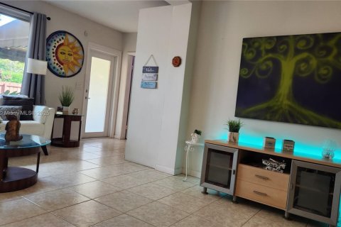 House in North Miami, Florida 4 bedrooms, 183.39 sq.m. № 1954471 - photo 15