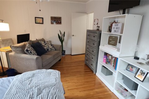 House in North Miami, Florida 4 bedrooms, 183.39 sq.m. № 1954471 - photo 22