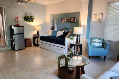 House in North Miami, Florida 4 bedrooms, 183.39 sq.m. № 1954471 - photo 16