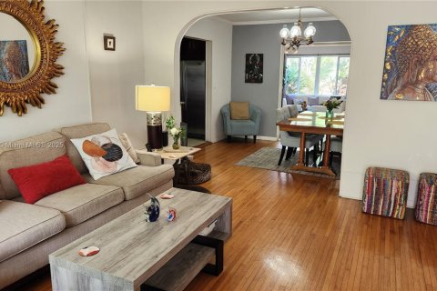 House in North Miami, Florida 4 bedrooms, 183.39 sq.m. № 1954471 - photo 8