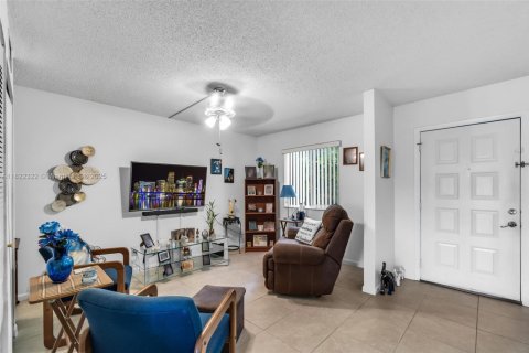 Condo in Hialeah, Florida, 3 bedrooms  № 1785709 - photo 9
