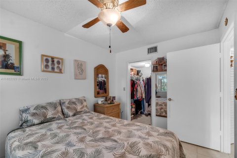 Condo in Hialeah, Florida, 3 bedrooms  № 1785709 - photo 12