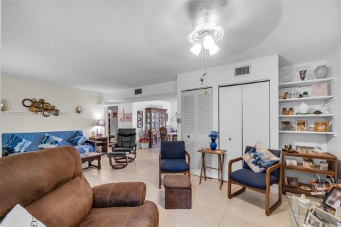 Condo in Hialeah, Florida, 3 bedrooms  № 1785709 - photo 10